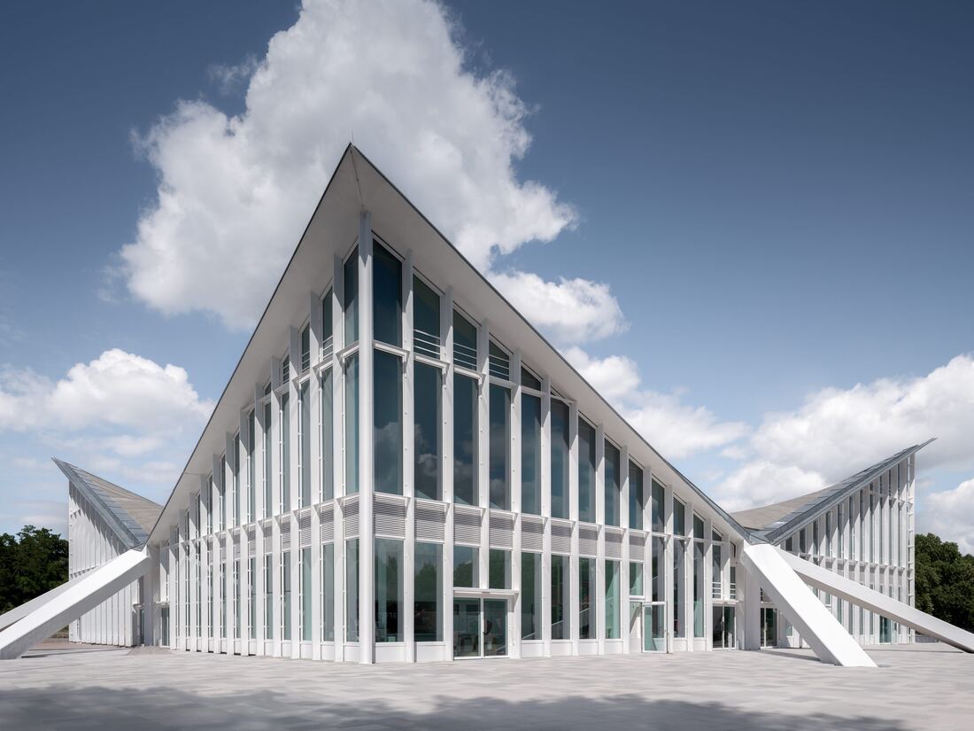 Die Hyparschale in Magdeburg, Außenansicht der symmetrischen Schalenkonstruktion